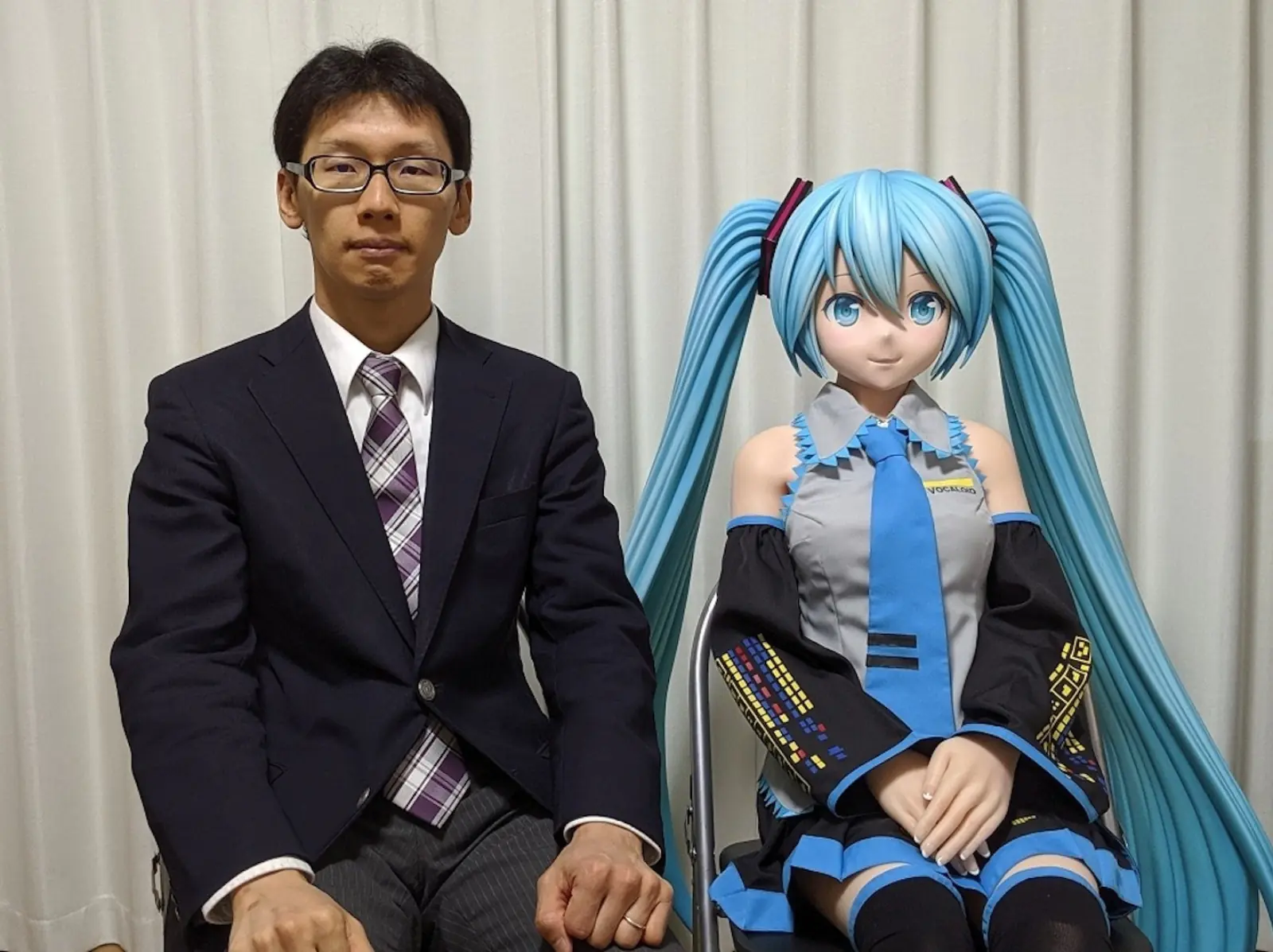 迪士尼拒絕日男帶等身「初音未來」愛妻至園區！浪漫約會受阻！