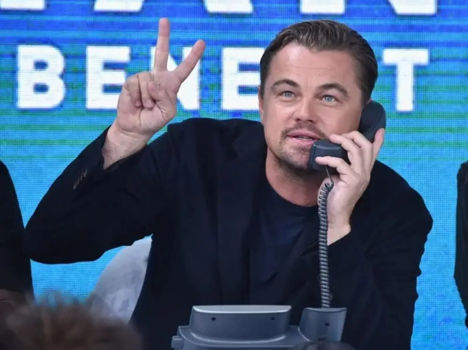 李奧納多 Leonardo DiCaprio 透露最愛用把妹招數，引網笑：「到底誰會拒絕？」