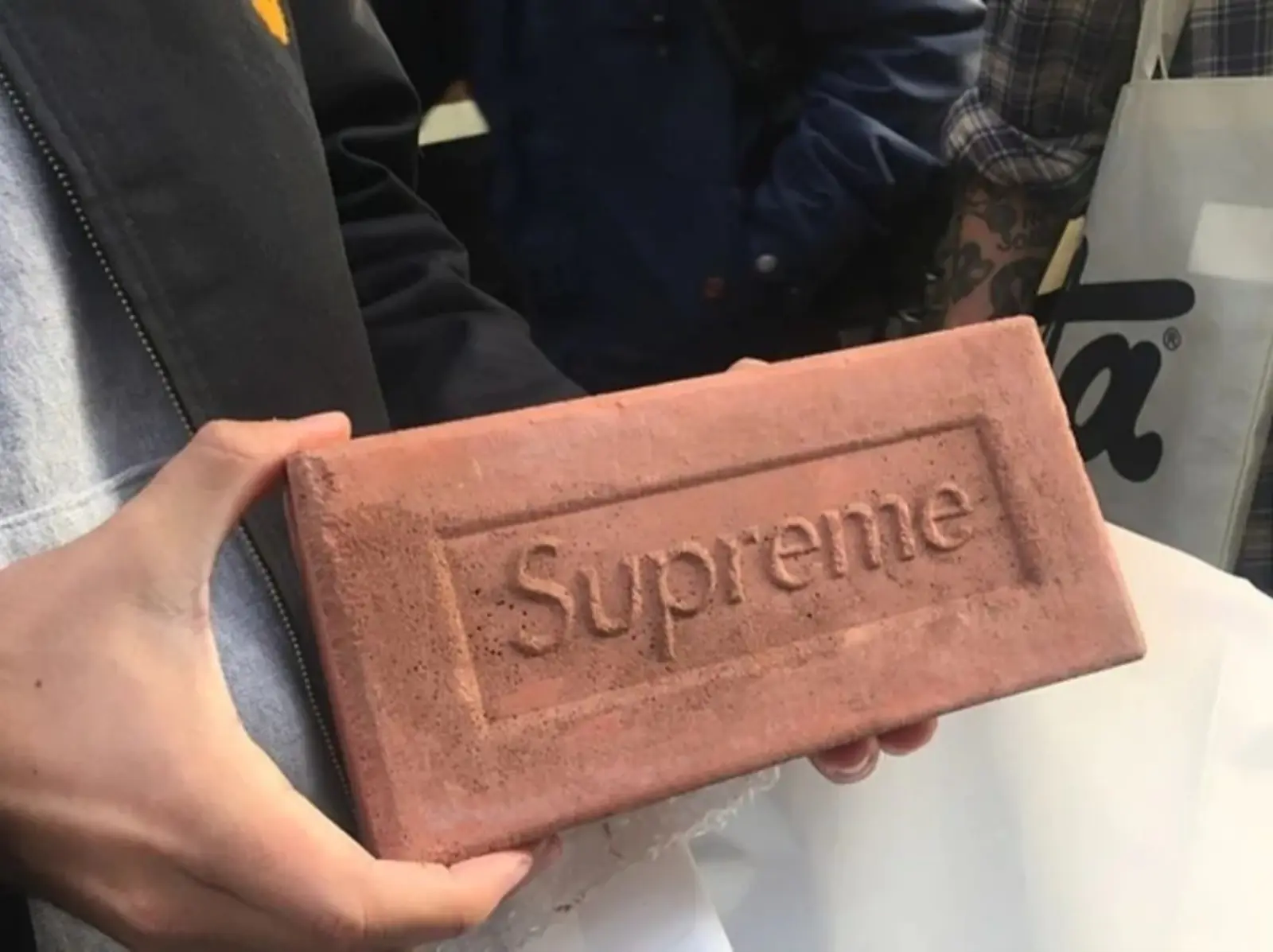 花 600 萬買 1,800 塊「Supreme 磚頭」想蓋房子！卻發現材料嚴重不足…