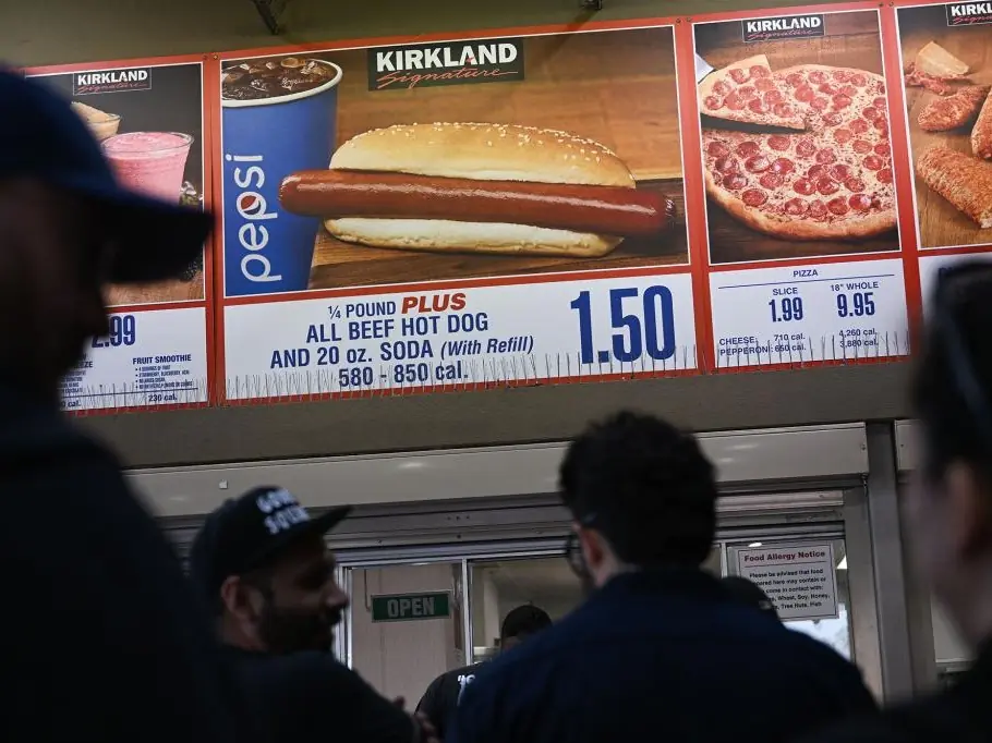 好市多 Costco 對外公開表示：「汽水熱狗堡套餐將永遠維持定價，絕不漲價！」