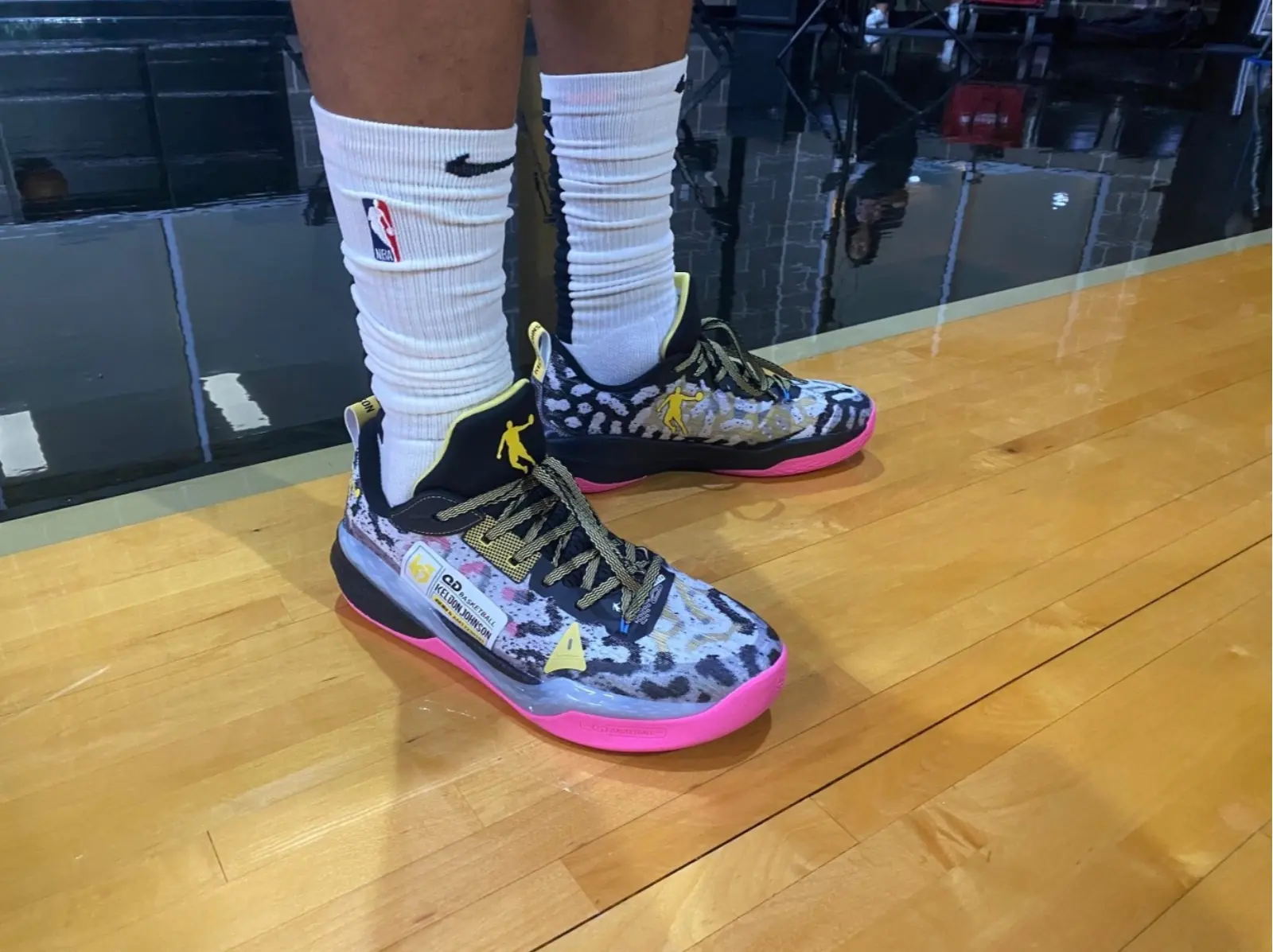 NBA／馬刺球員 Keldon Johnson 穿「中國喬丹」球鞋出席媒體日，甚至還有個人專屬 Logo⋯