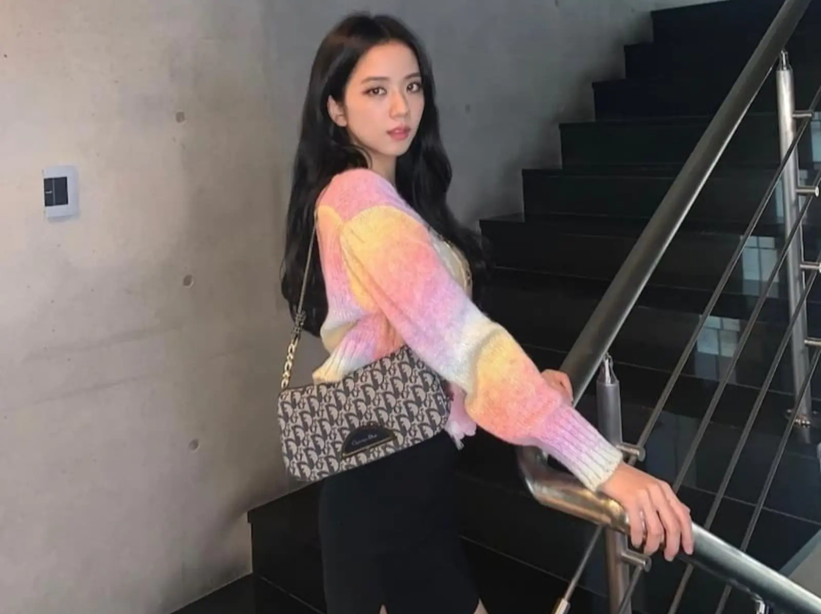 BLACKPINK Jisoo「個性穿搭」魅力關鍵！用這 5 個「甜酷單品」輕鬆達陣！