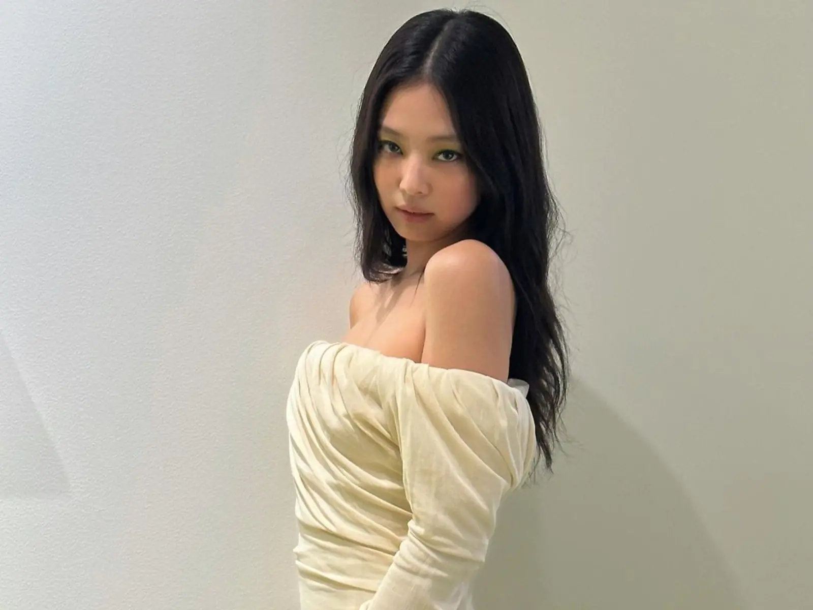 BLACKPINK Jennie 短禮服辣出新高度！2 套 Tamburins 香水廣告造型亮點一次看