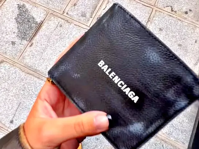 巴黎世家 BALENCIAGA 2023 夏季大秀即將開始，最新秀票邀請函竟是一款「老舊皮夾」！