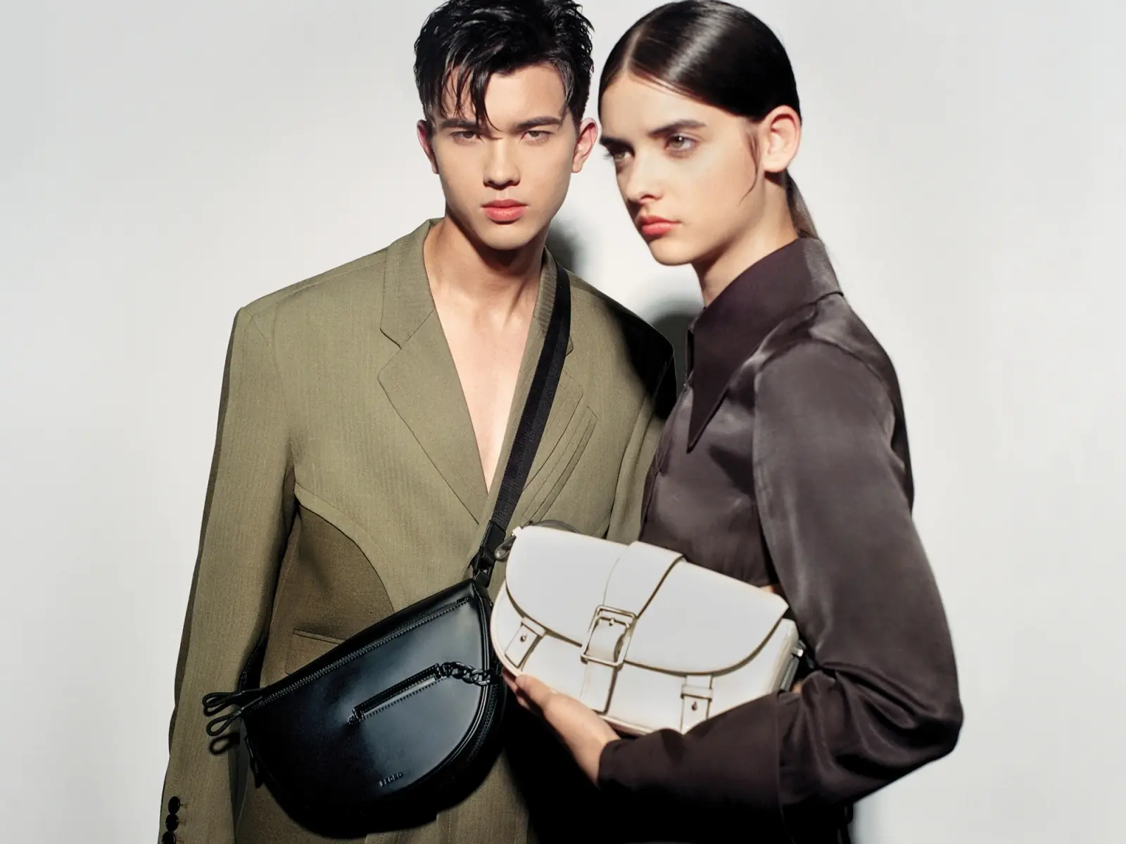 CHARLES & KEITH 集團旗下高端品牌 PEDRO，具時尚藝術感的經典鞋包，展現跨越性別與世代的獨特魅力