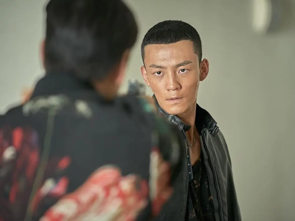 NETFLIX《毒梟聖徒》寸頭執事「金民貴」劇中隱藏亮點， Man 味爆表肌肉背心穿搭不可忽視！