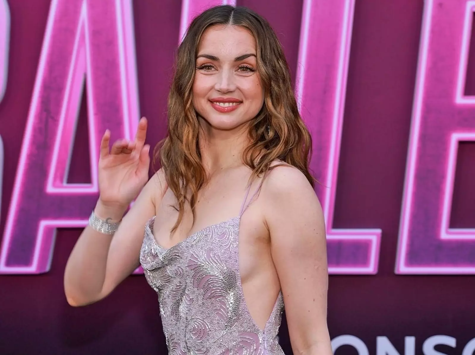 《捍衛任務：復仇芭蕾》安娜德哈瑪斯 Ana de Armas 的 5 件事：初全裸獻給基努李維、寡姊夢露合體的性感炸彈！