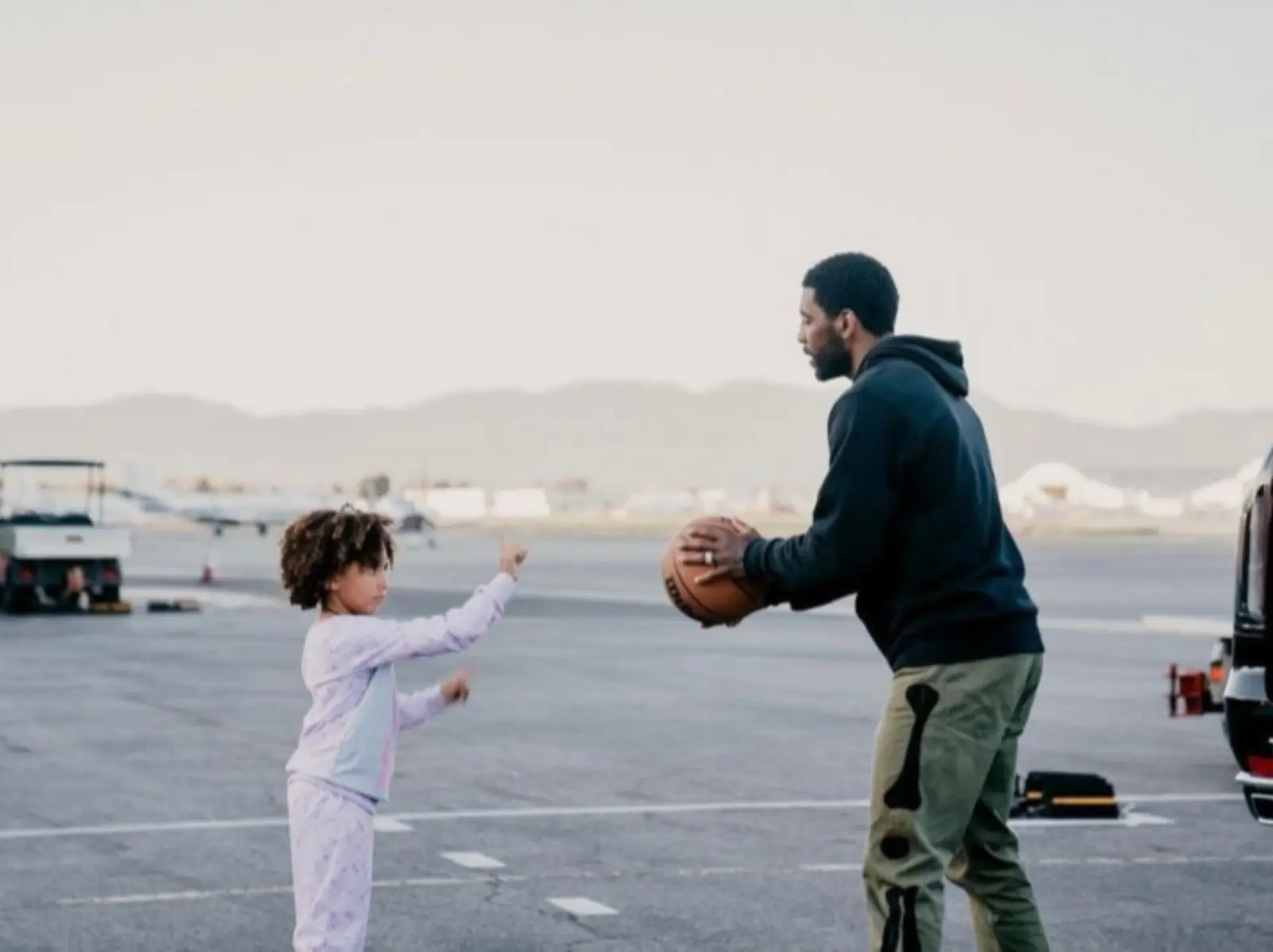 NBA／籃網球星 Kyrie Irving 被自己女兒說教：「今年不准再給我亂搞，大家都在看！」