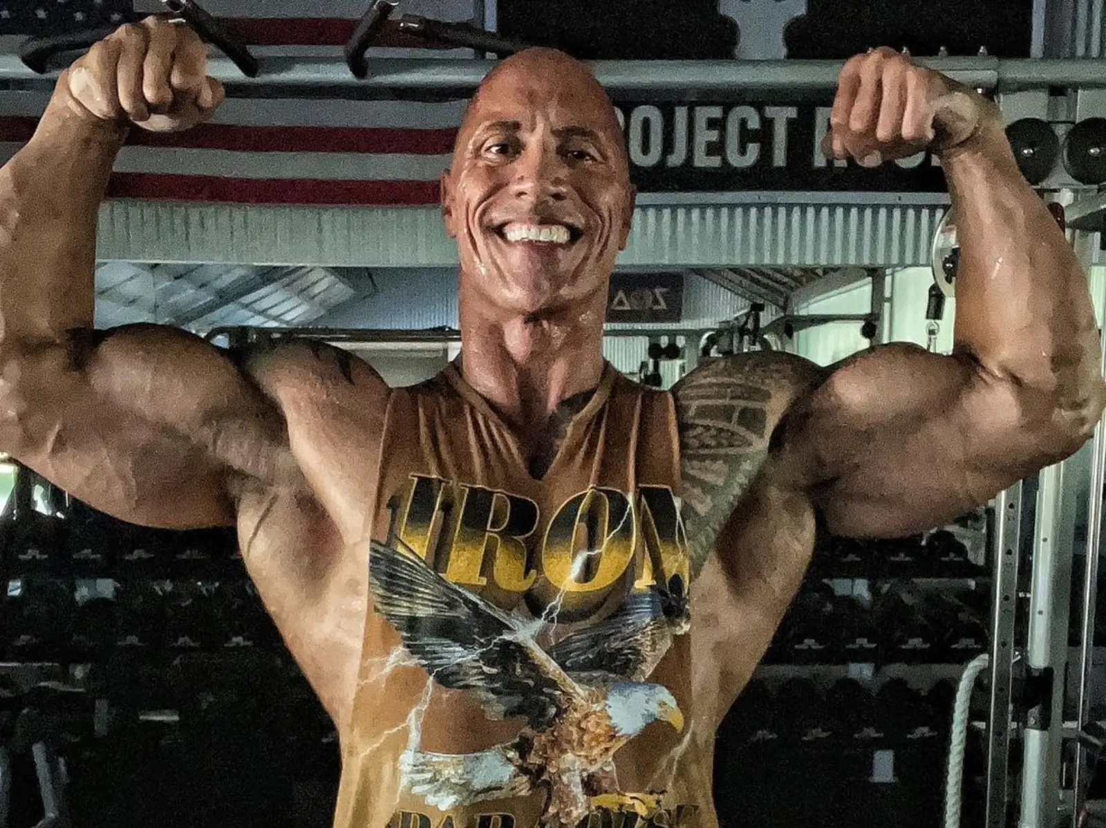 《黑亞當》巨石強森 Dwayne Johnson 遭水球砸臉仍甜笑道早，成「女兒傻瓜」最強認證！