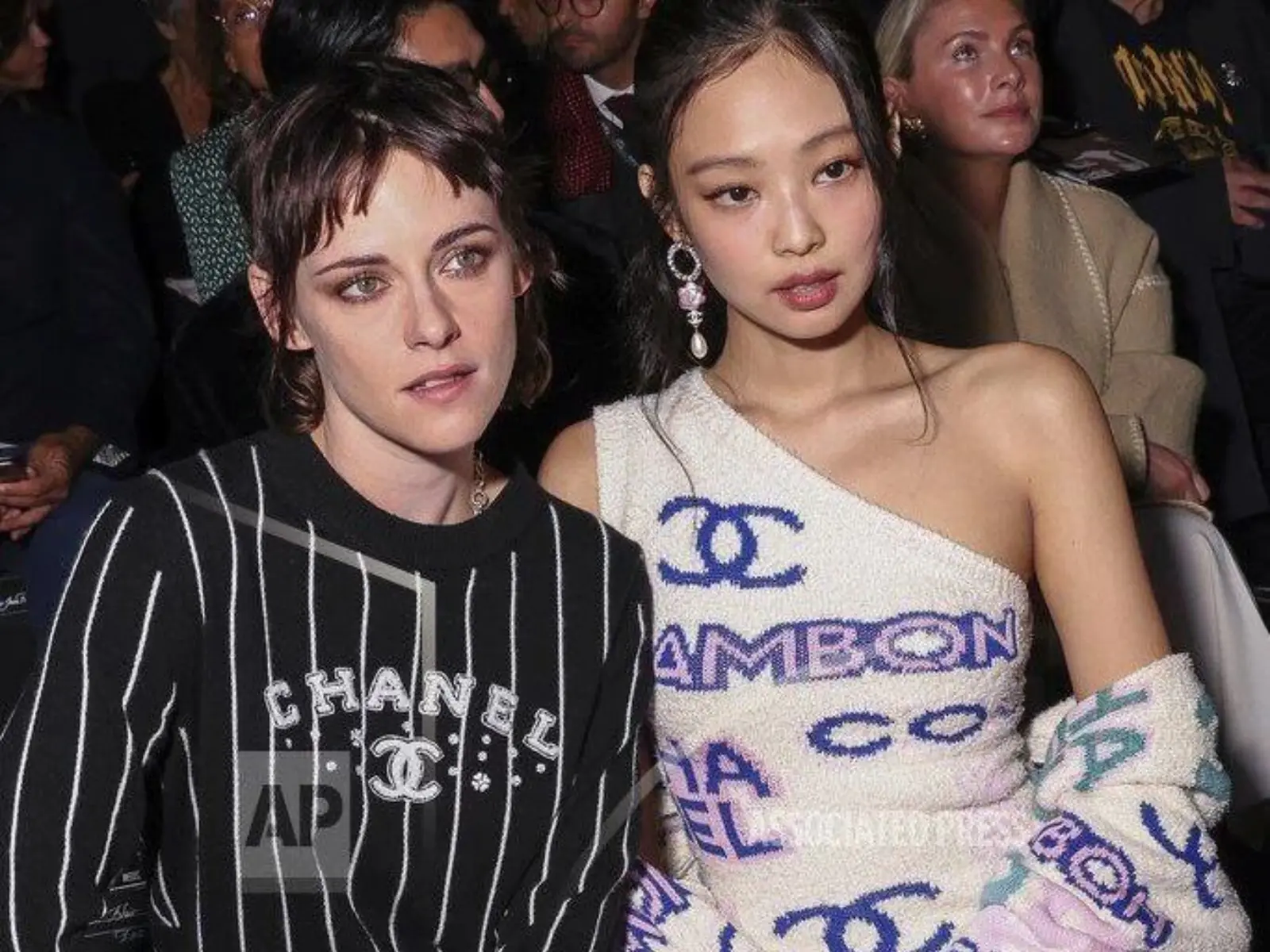 BLACKPINK Jennie 同框克莉絲汀史都華 Kristen Stewart 超耀眼！「裹毛巾」性感登香奈兒 Chanel 大秀