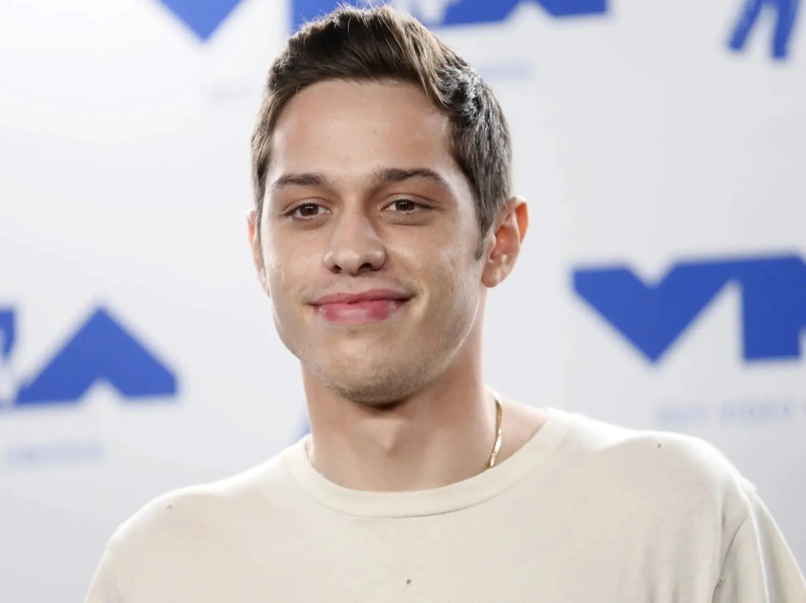 皮特戴維森 Pete Davidson 鎖骨貼紗布，疑似去除獻給金卡戴珊的刺青！