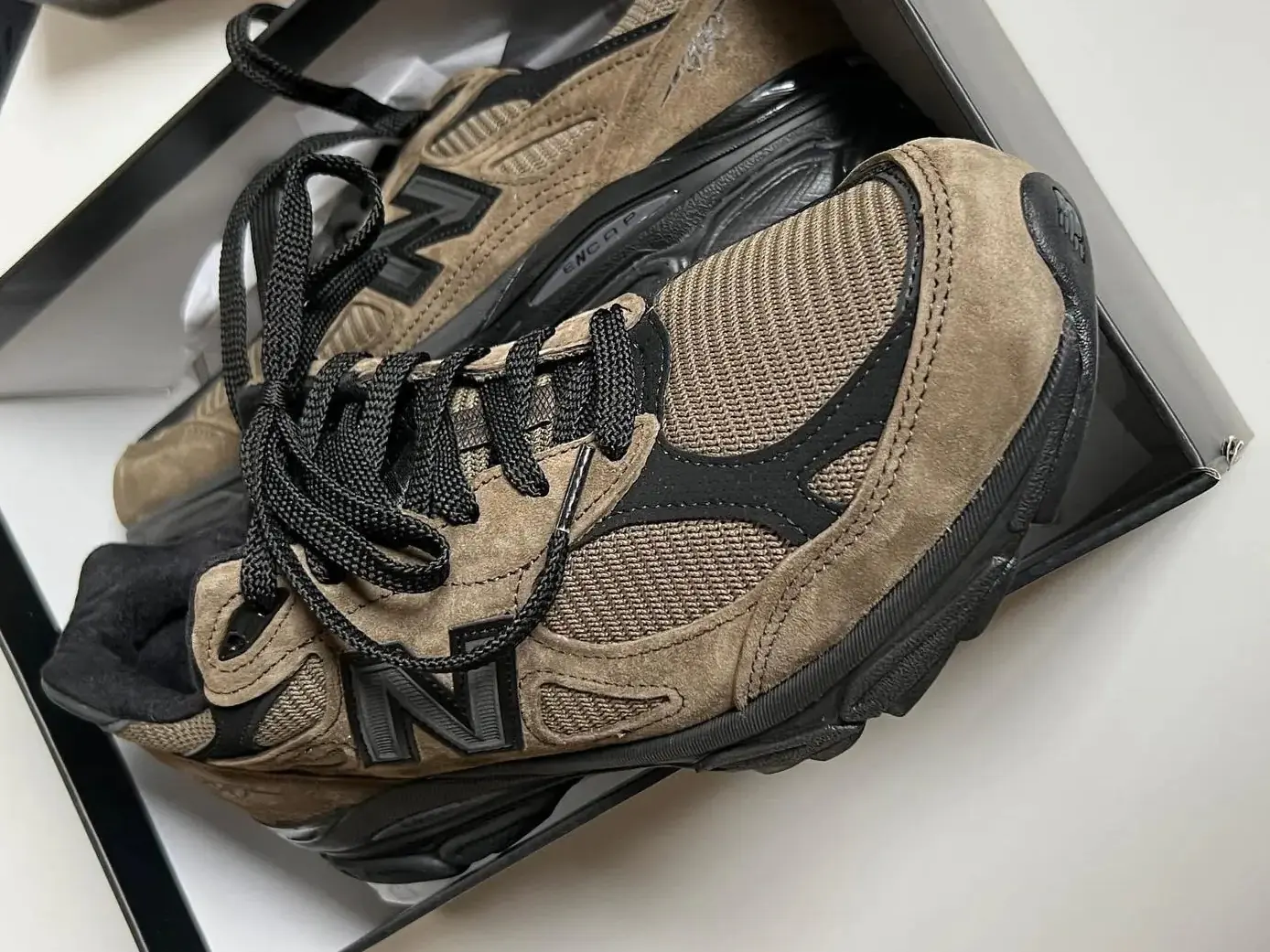 烏克蘭總統澤連斯基 Volodymyr Zelensky  腳踩 JJJJound x New Balance 聯名鞋，果然是「真總統鞋」！