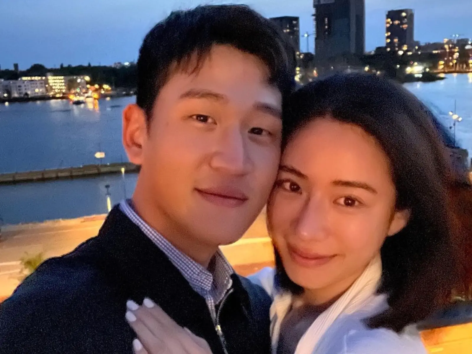 周興哲求婚成功！與大 6 歲前主播女友趙岱新甜蜜合照，曬閃爆鑽戒喊：「Forever and ever！」
