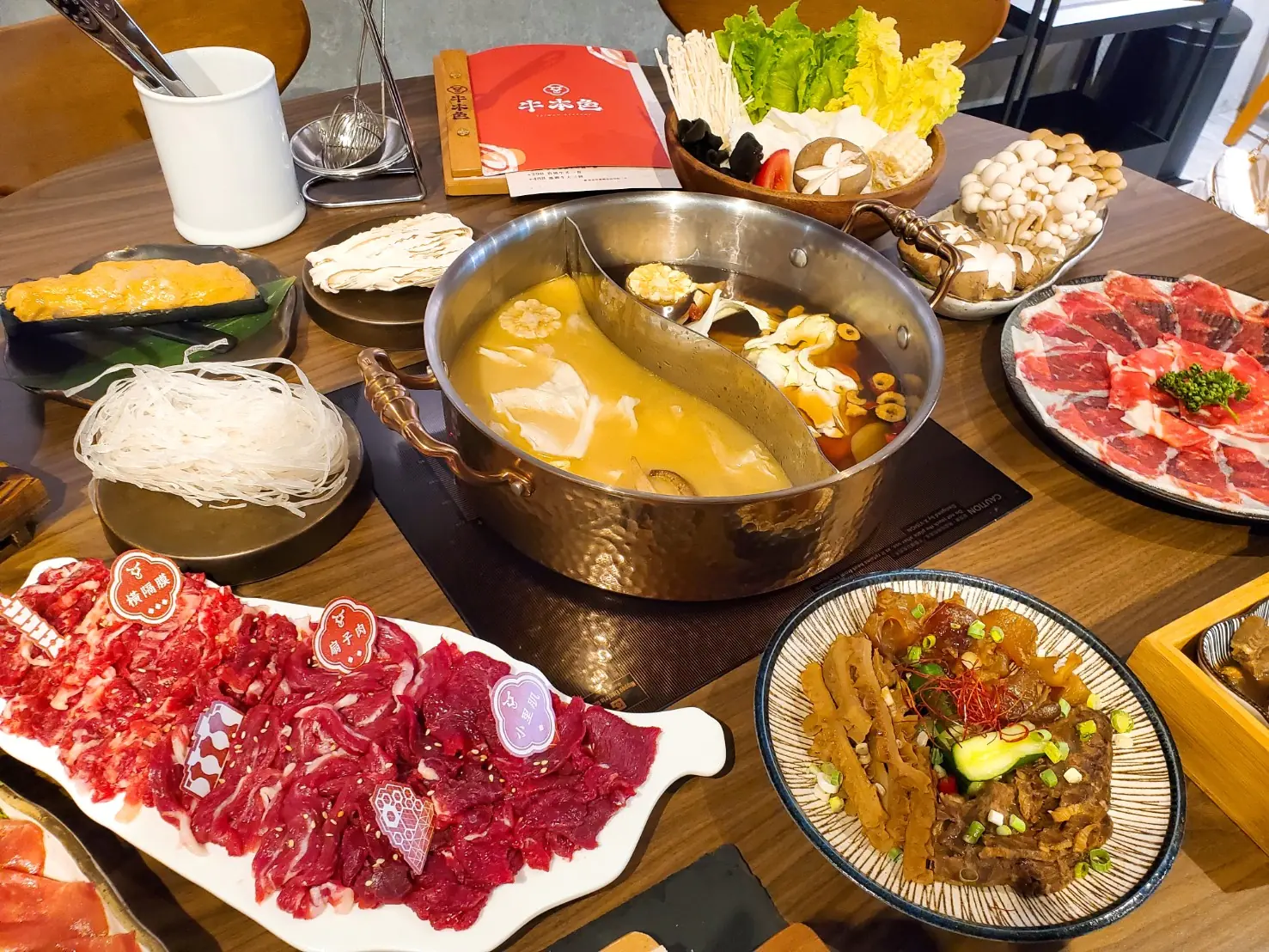 2023 台北火鍋推薦／ 5 家超人氣溫體牛肉火鍋，不用去台南就能爽喝牛肉湯！