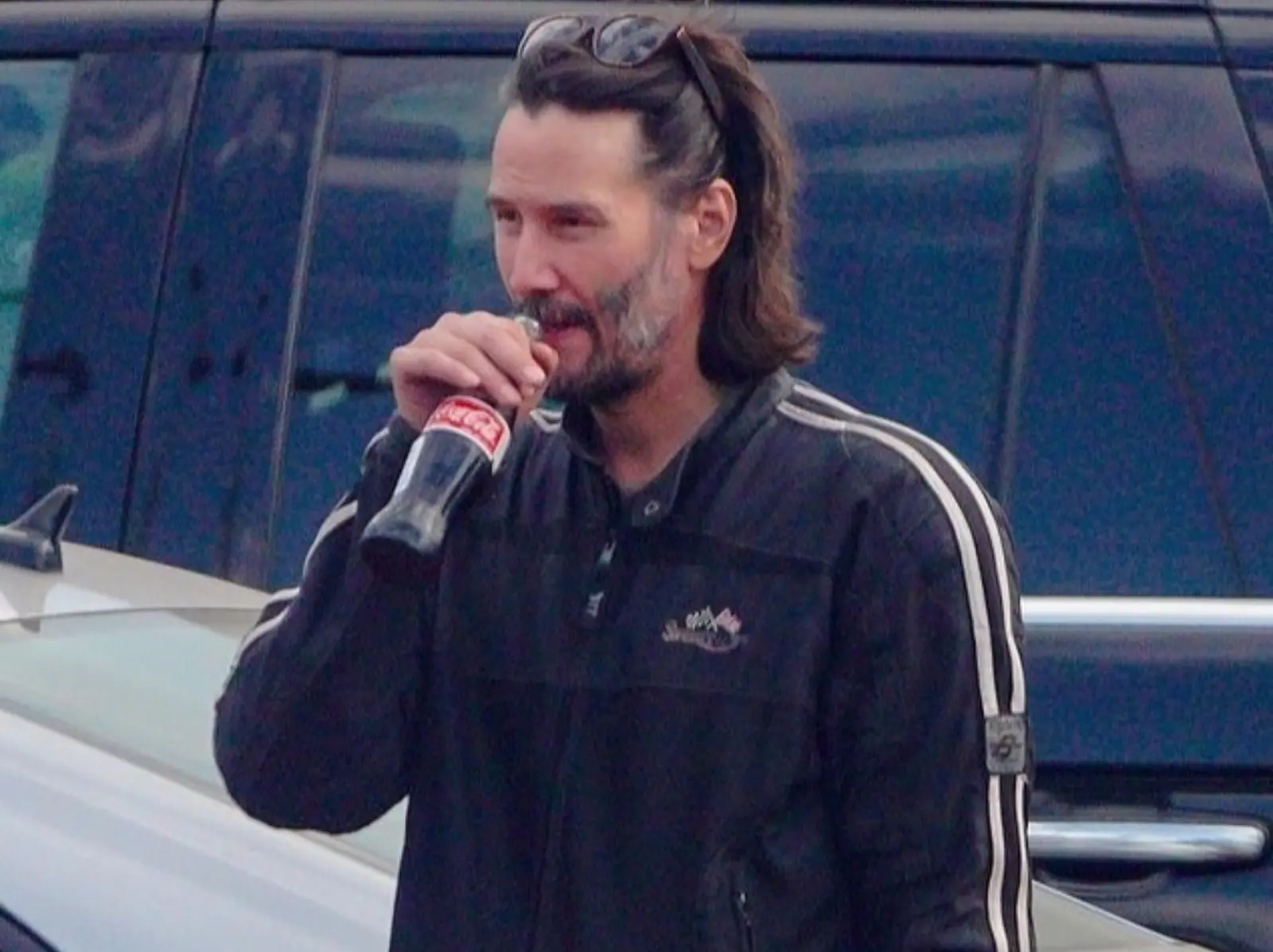 「殺神」基努李維 Keanu Reeves 騎重機外出，墨鏡戴頭上暢飲模樣帥炸全網！