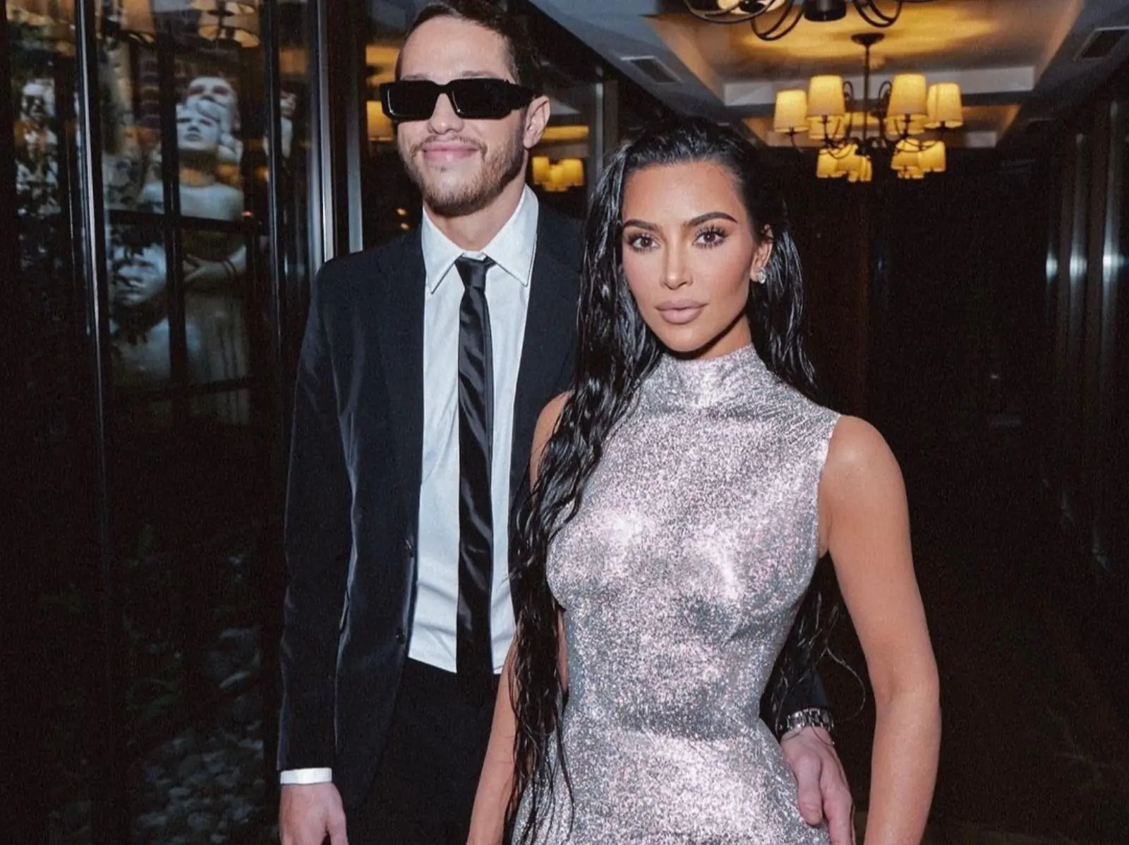 金卡戴珊 Kim Kardashian 自爆和皮特戴維森在壁爐前愛愛紀念祖母：「我知道聽起來毛骨悚然！」
