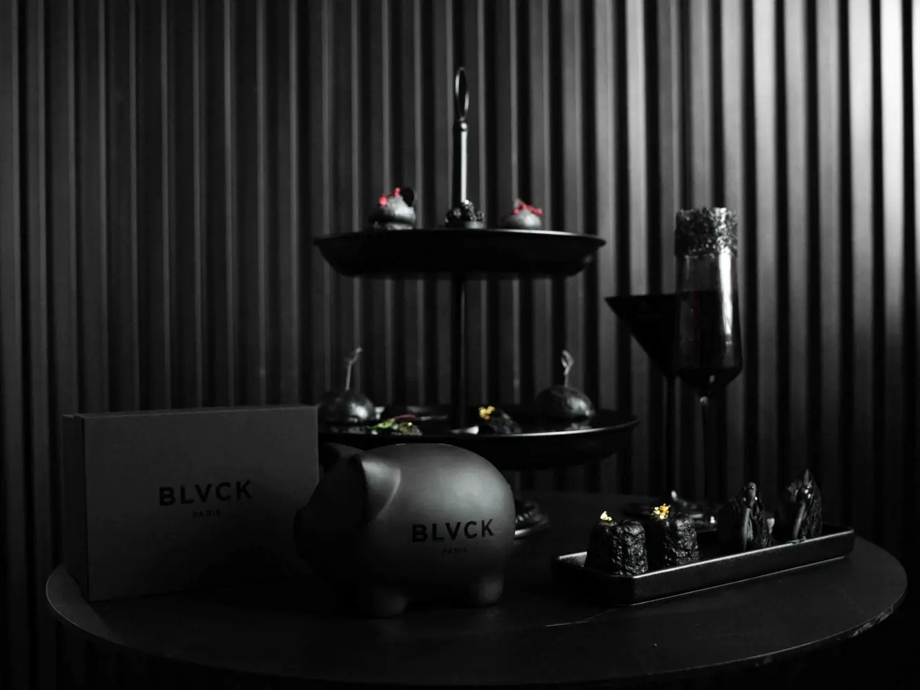 BLVCK PARIS 攜手 W Taipei 打造聯名「闇黑下午茶」，黑魂愛好者手刀預約！