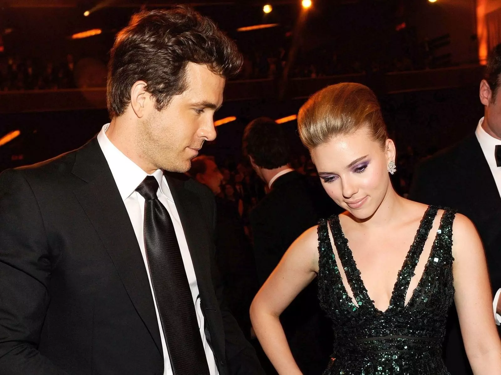 史嘉蕾喬韓森 Scarlett Johansson 回憶與「死侍」前夫萊恩雷諾斯的秘密婚禮，不滿表示：「我覺得我在做毒品交易！」