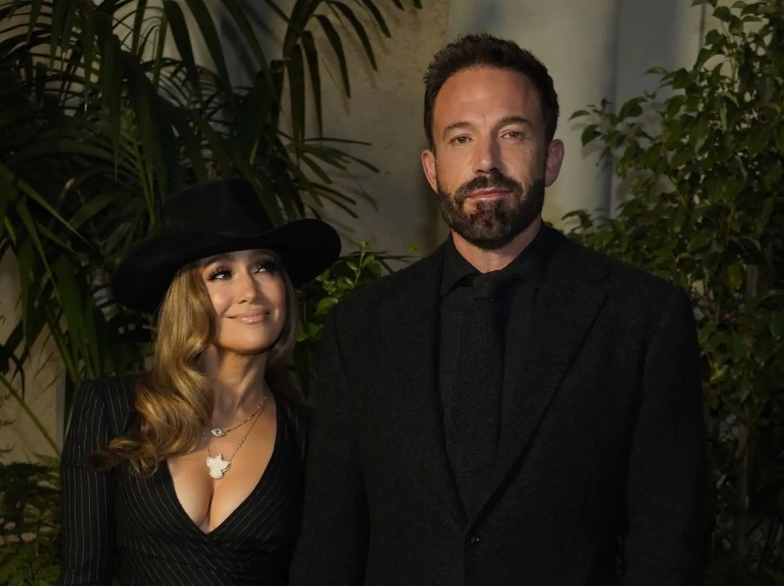 珍妮佛羅培茲 Jennifer Lopez 掰著小班臉對自己，窒息的愛引熱議：「她想引起對方注意！」