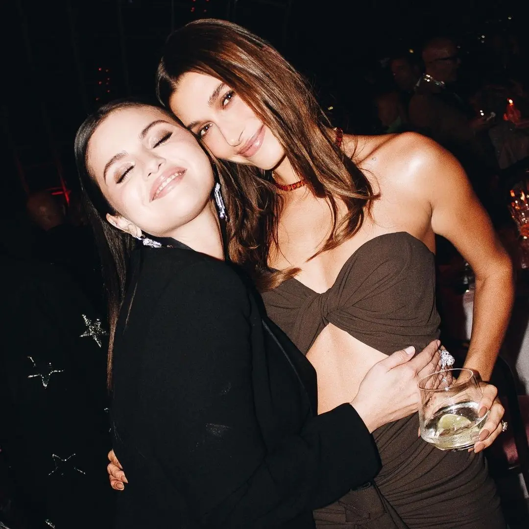 賽琳娜戈梅茲 Selena Gomez 和海莉鮑德溫摟腰甜蜜合照，世紀同框掀網歪樓：「還是小賈先退出？」