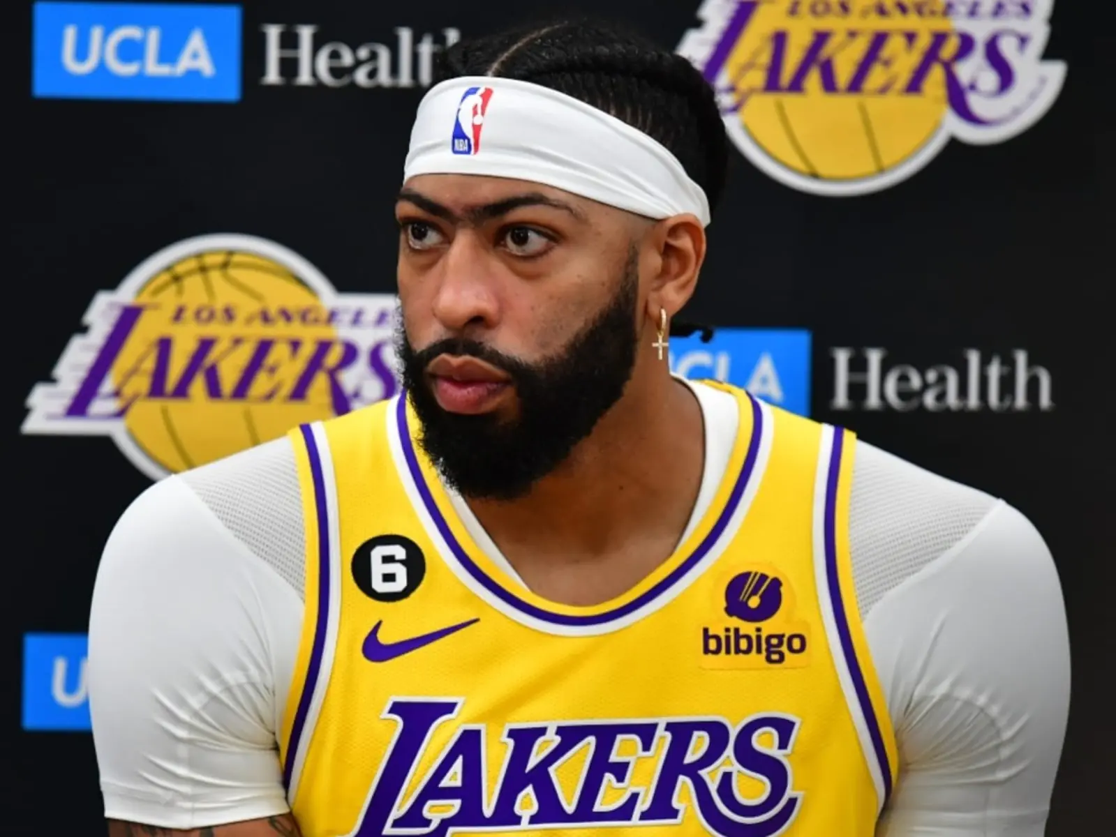 NBA／湖人球星 AD 放話開幕戰要「摧毀勇士戒指之夜」，透露背痛原因竟是「巴士坐太久」