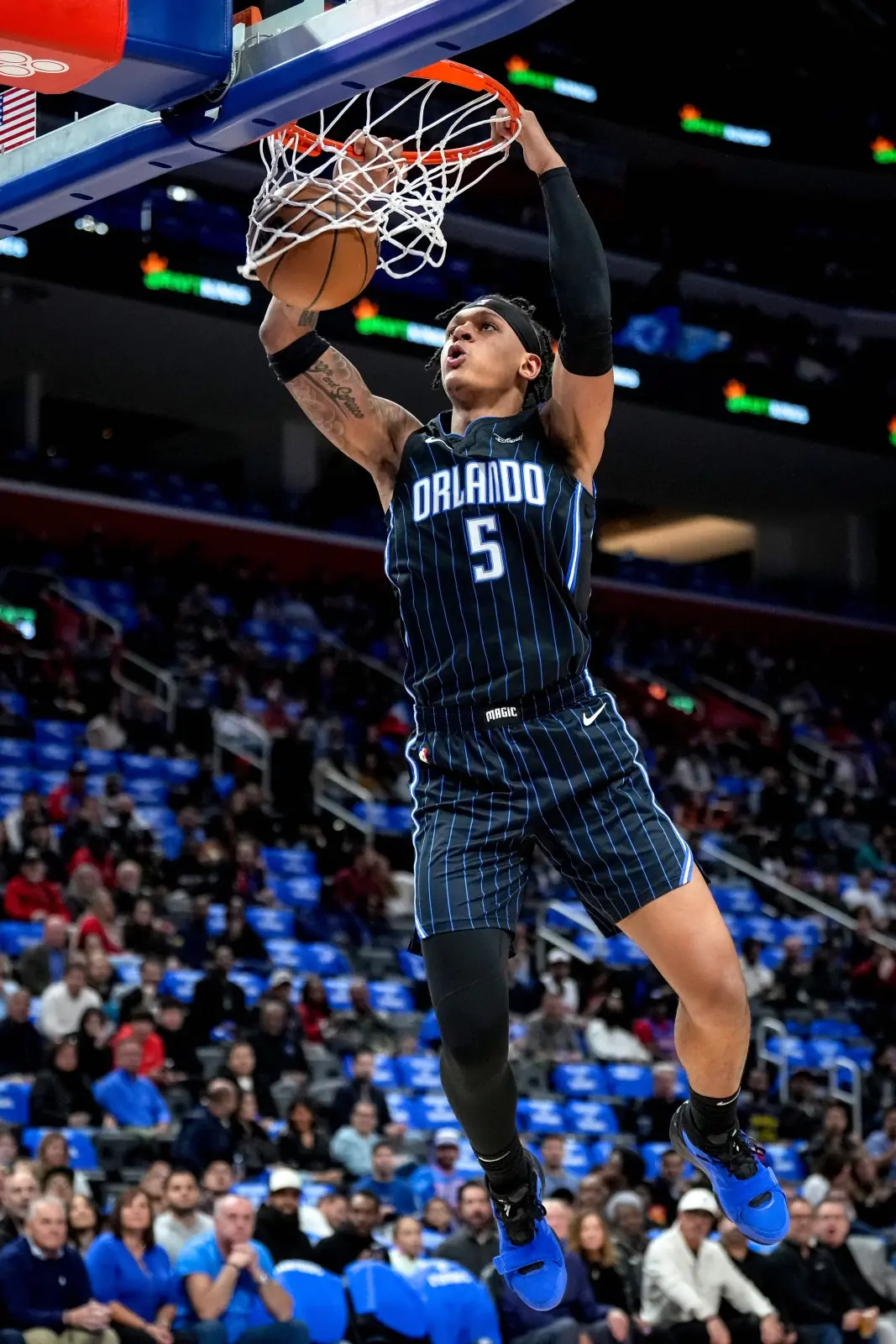 NBA／魔術狀元 Banchero 新人首秀追平詹皇紀錄，上演隔人暴扣驚艷全場！