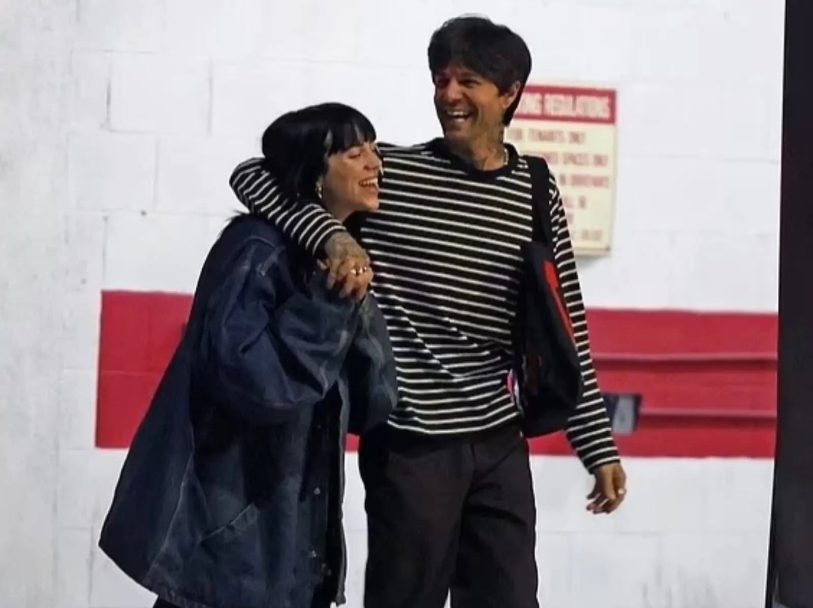 Billie Eilish 戀愛了！被拍到和大 11 歲樂團主唱 Jesse Rutherford 當街擁吻，兩人正式官宣！