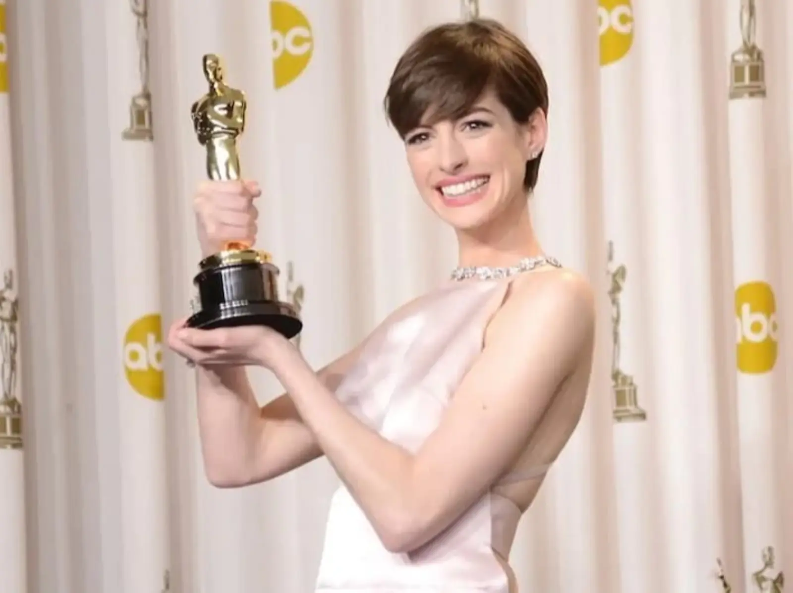 安海瑟薇 Anne Hathaway 因太成功曾遭全美國仇恨，她霸氣回應酸民：「不懂學習愛的人，是無腦的人！」