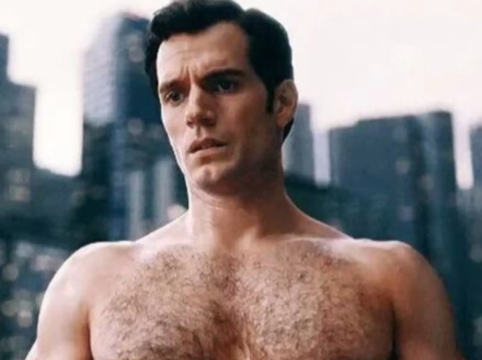 亨利卡維爾 Henry Cavill 自爆超愛自己毛茸茸的「這裡」，想挑戰大家對肌肉男的刻板印象！
