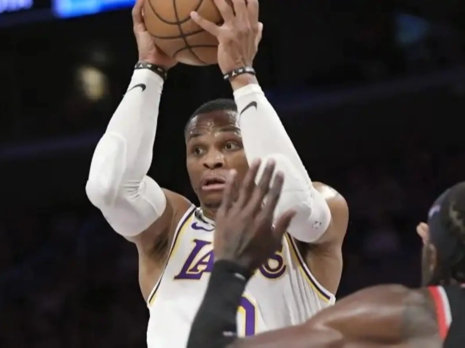 NBA／Westbrook 關鍵時刻「腦衝跳投打鐵」導致被對方逆轉，詹皇在一旁直接攤手傻眼