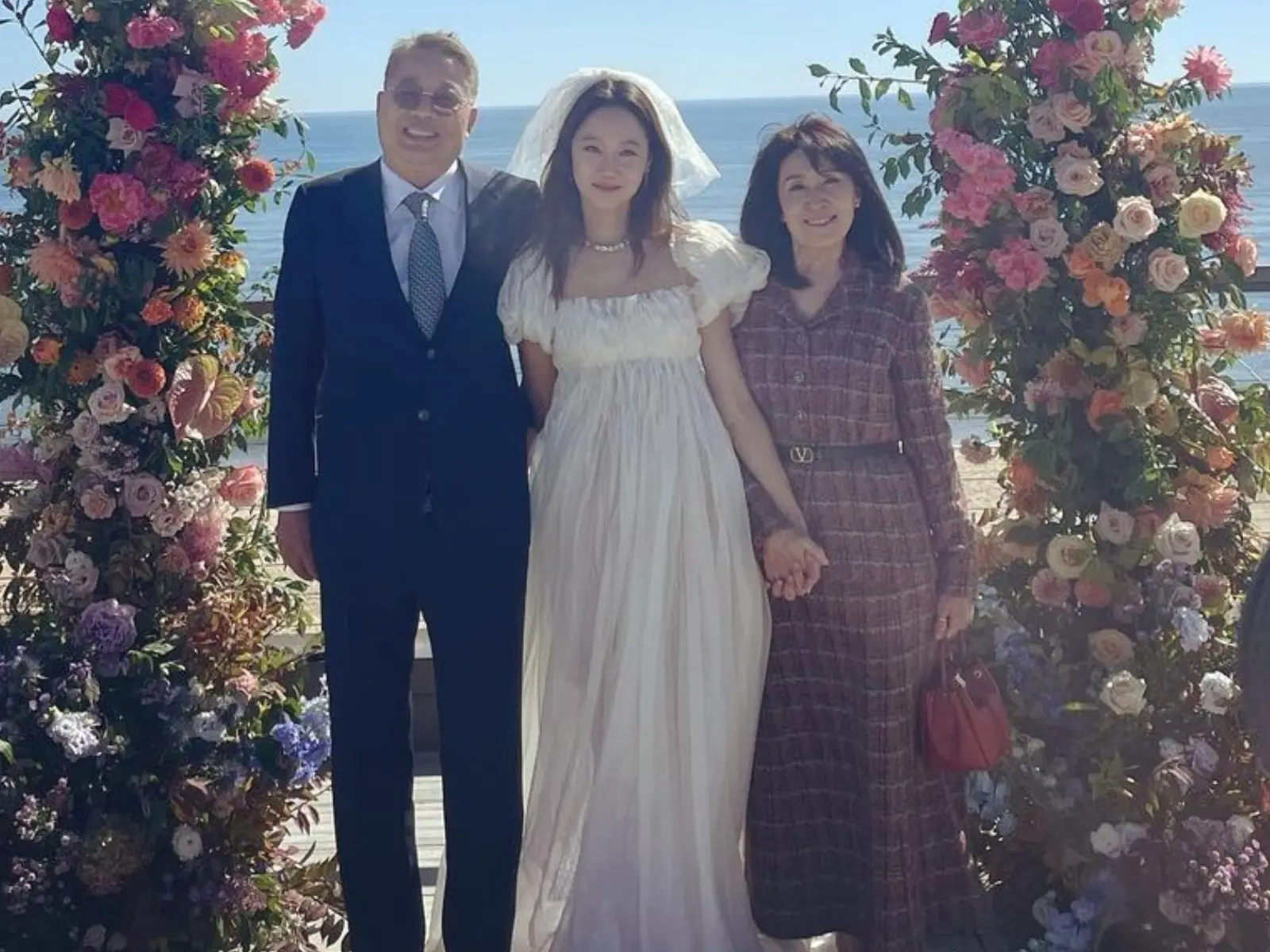 孔曉振首次公開婚紗照！「透視婚紗」幸福牽爸媽，IG 文惹網感動落淚！