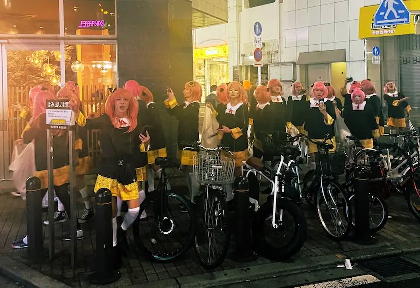 日本男公關們再次 Cosplay《SPY x FAMILY 間諜家家酒》安妮亞，成團打掃歌舞伎町畫面被捕捉！