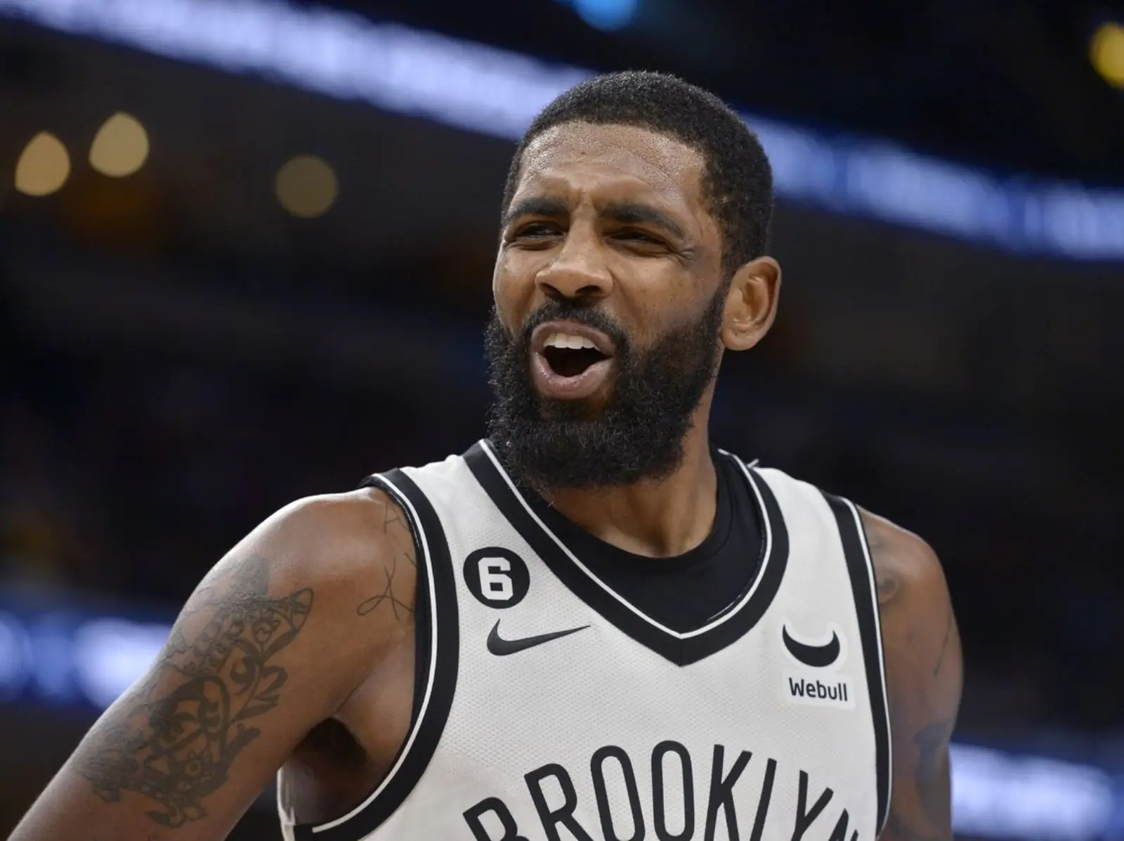 NBA／Irving 場上激動大喊「Simmons 你可以投球」，最後還是沒投讓他當場攤手傻眼⋯