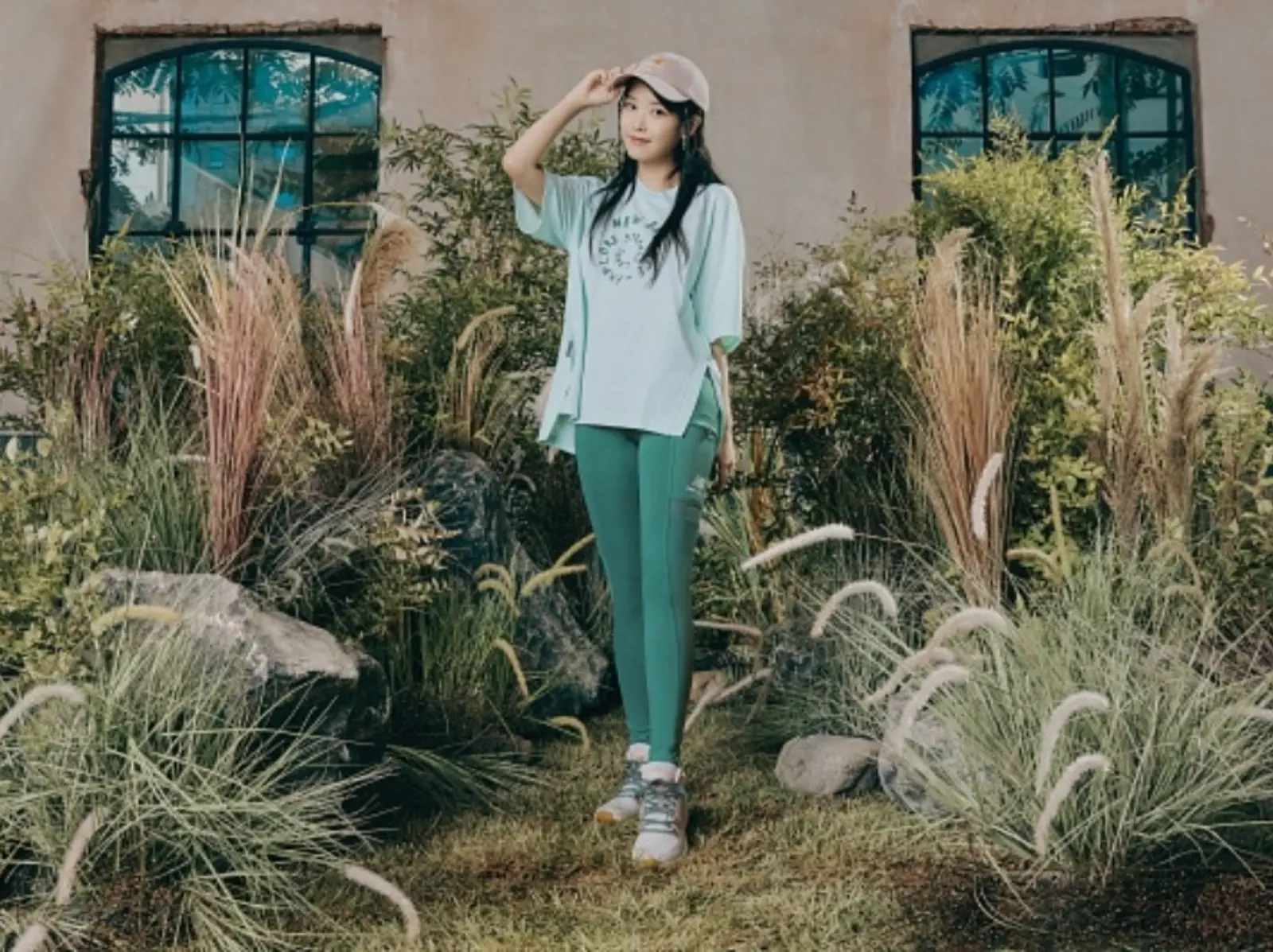 New Balance 推 Hierro Mid 全新鞋款，找來「國民妹妹」 IU 親自詮釋戶外造型！