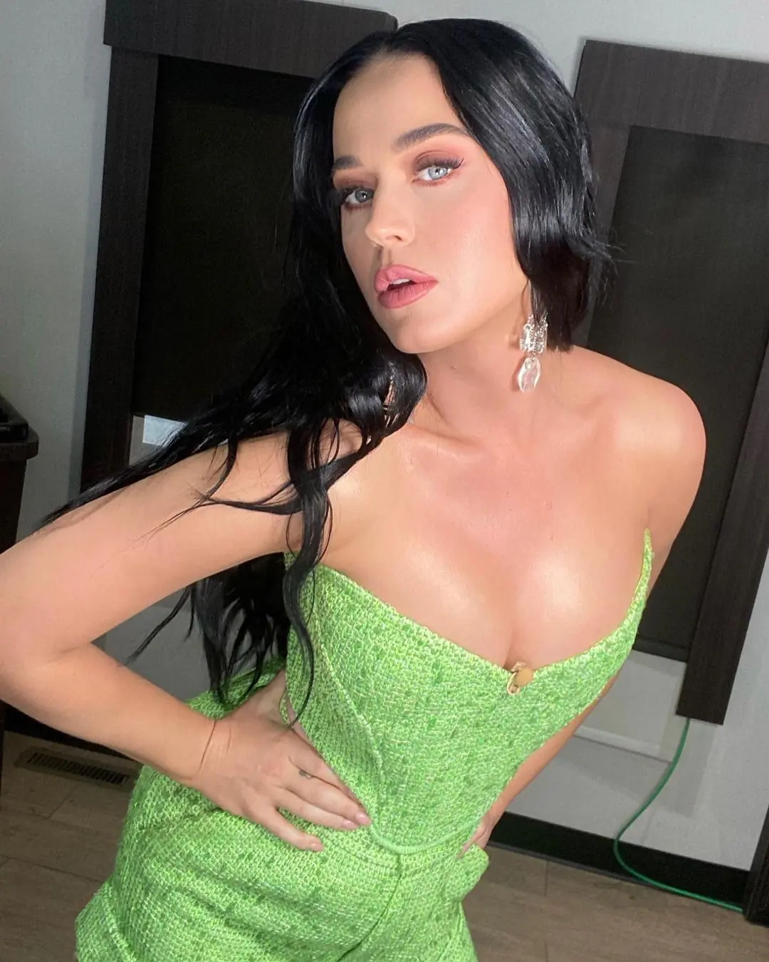 凱蒂佩芮 Katy Perry 面癱嚇壞粉絲，發文親曝真實狀況：「你們中了我的詭計！」