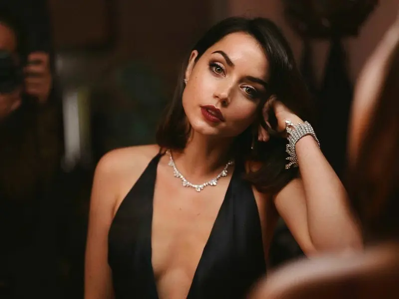 盤點安娜德哈瑪斯 Ana de Armas 5 部裸戲電影，基努李維也曾被辣體誘惑！