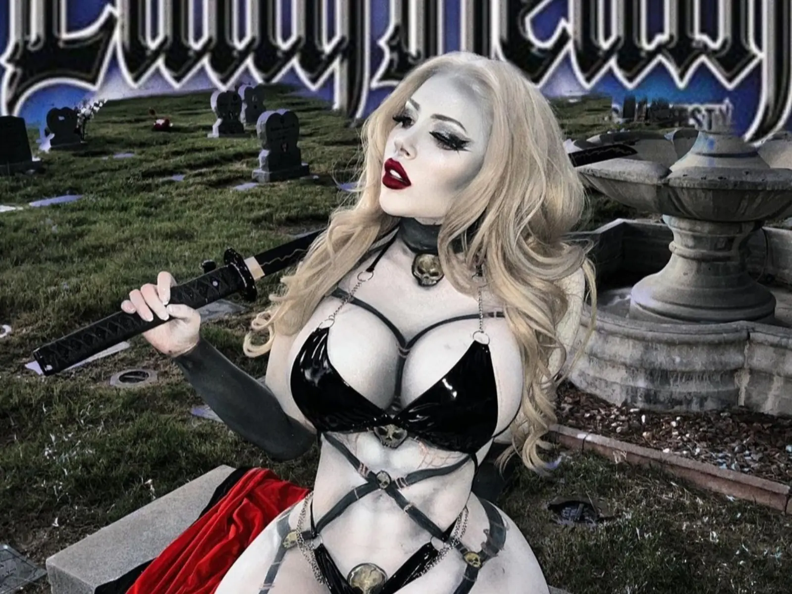 萬聖節玩太火！花花公子辣模 Cosplay 死亡女神，穿丁字褲磨蹭墓碑遭轟：「不尊重死者！」