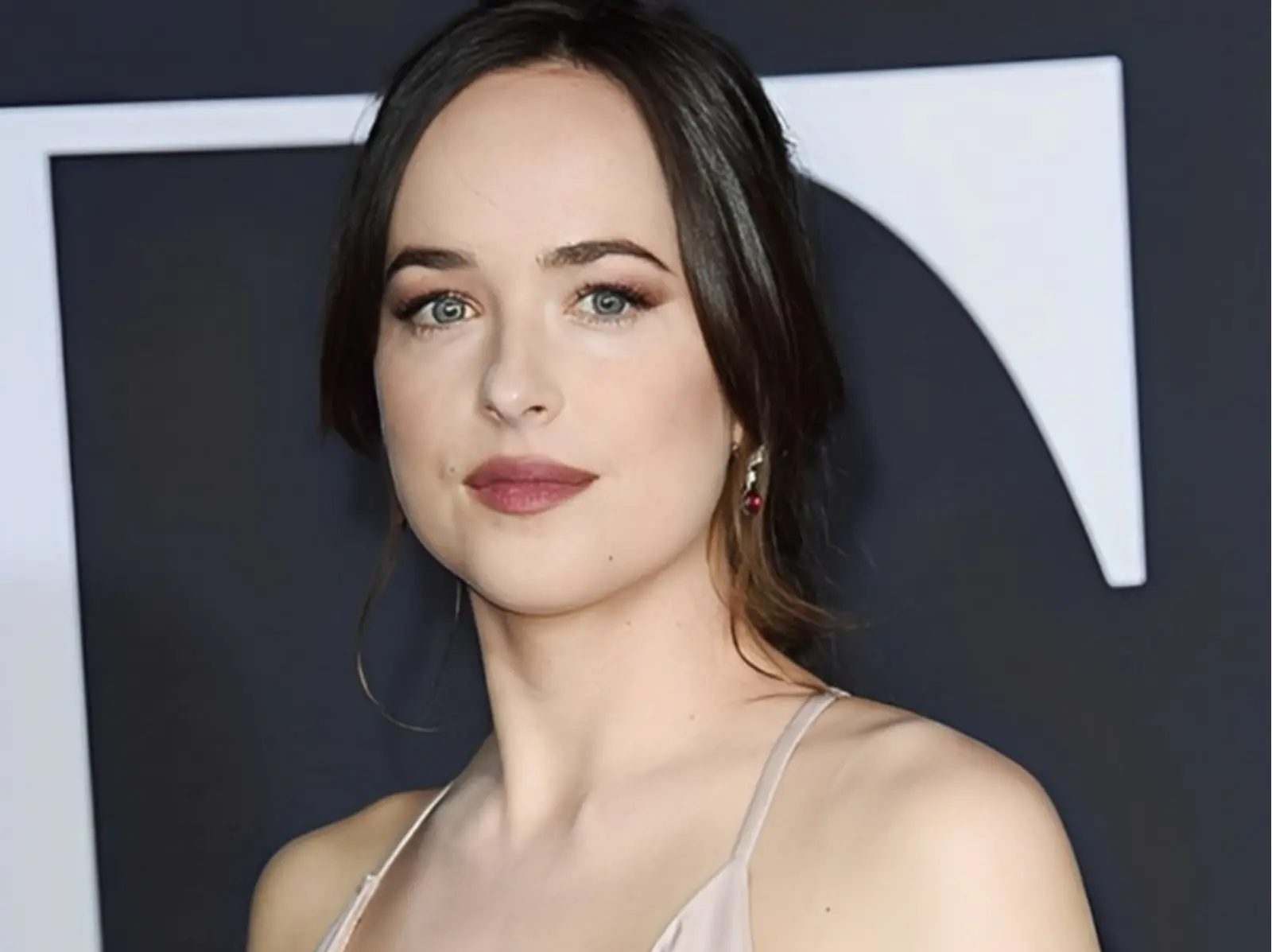 「格雷女」達珂塔強生 Dakota Johnson 和「酷玩」克里斯馬汀 Chris Martin 戀情破局，女方：「不得不分手！」