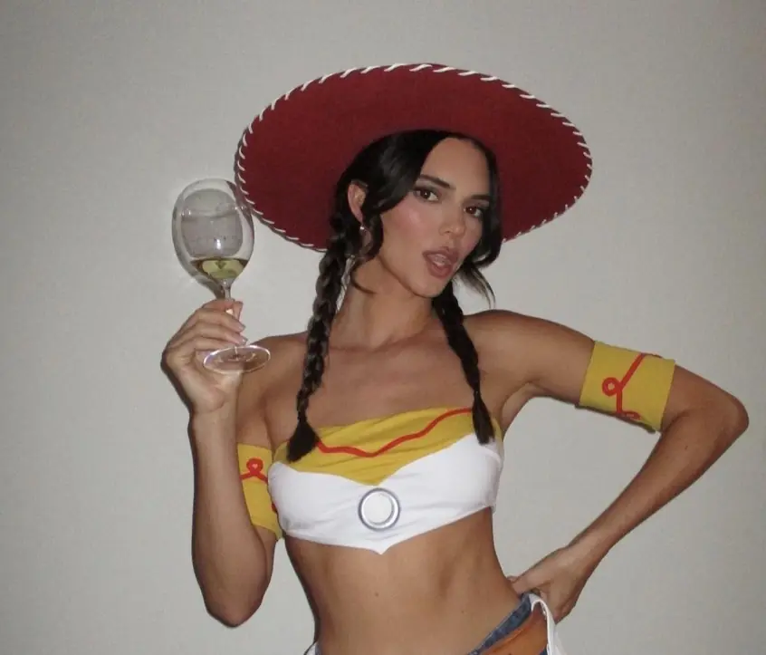 坎達兒珍娜 Kendall Jenner 萬聖節 Cosplay 火辣版《玩具總動員》翠絲！