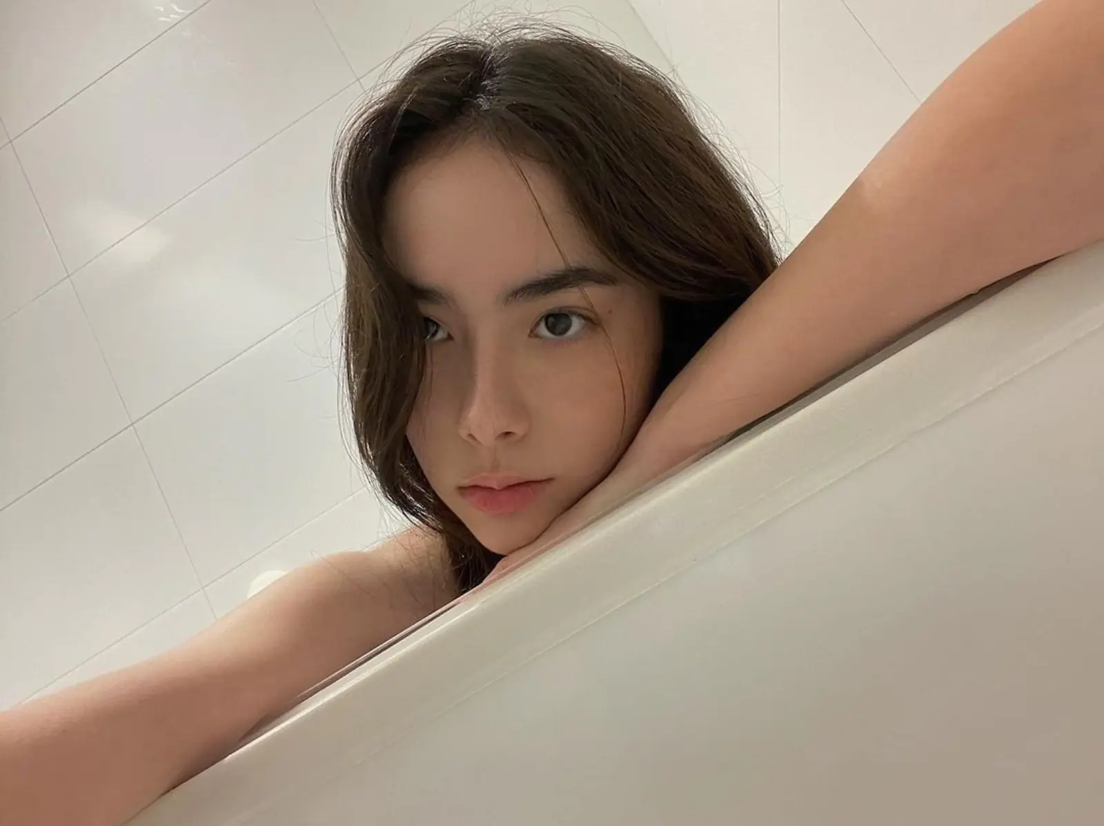 關於《她和她的她》「小晨曦」林奕嵐 5 件事：台美混血、超立體五官封小許瑋甯⋯美到網友說不出話！