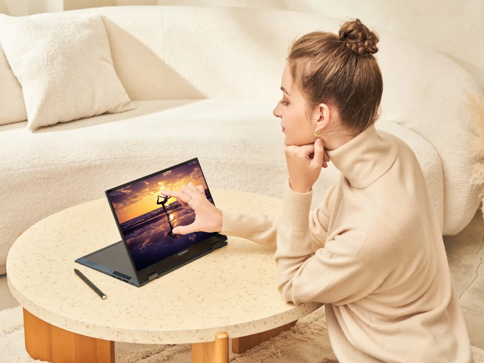 世界最輕OLED翻轉筆電 華碩Zenbook精品登場！