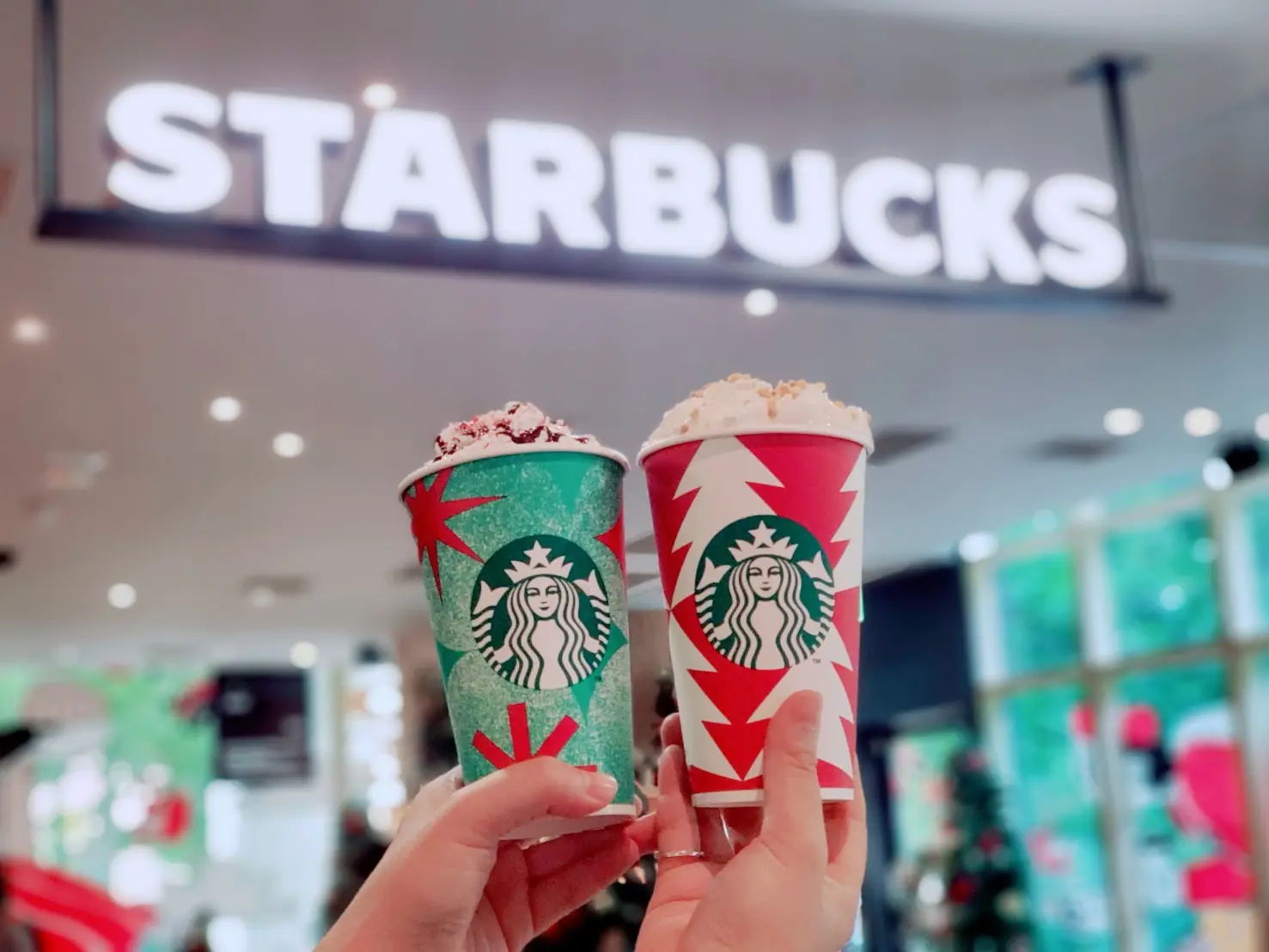 台日星巴克聖誕節限定飲品大 PK，「太妃核果風味那堤」vs「草莓紅絲絨布朗尼星冰樂」你選哪杯？