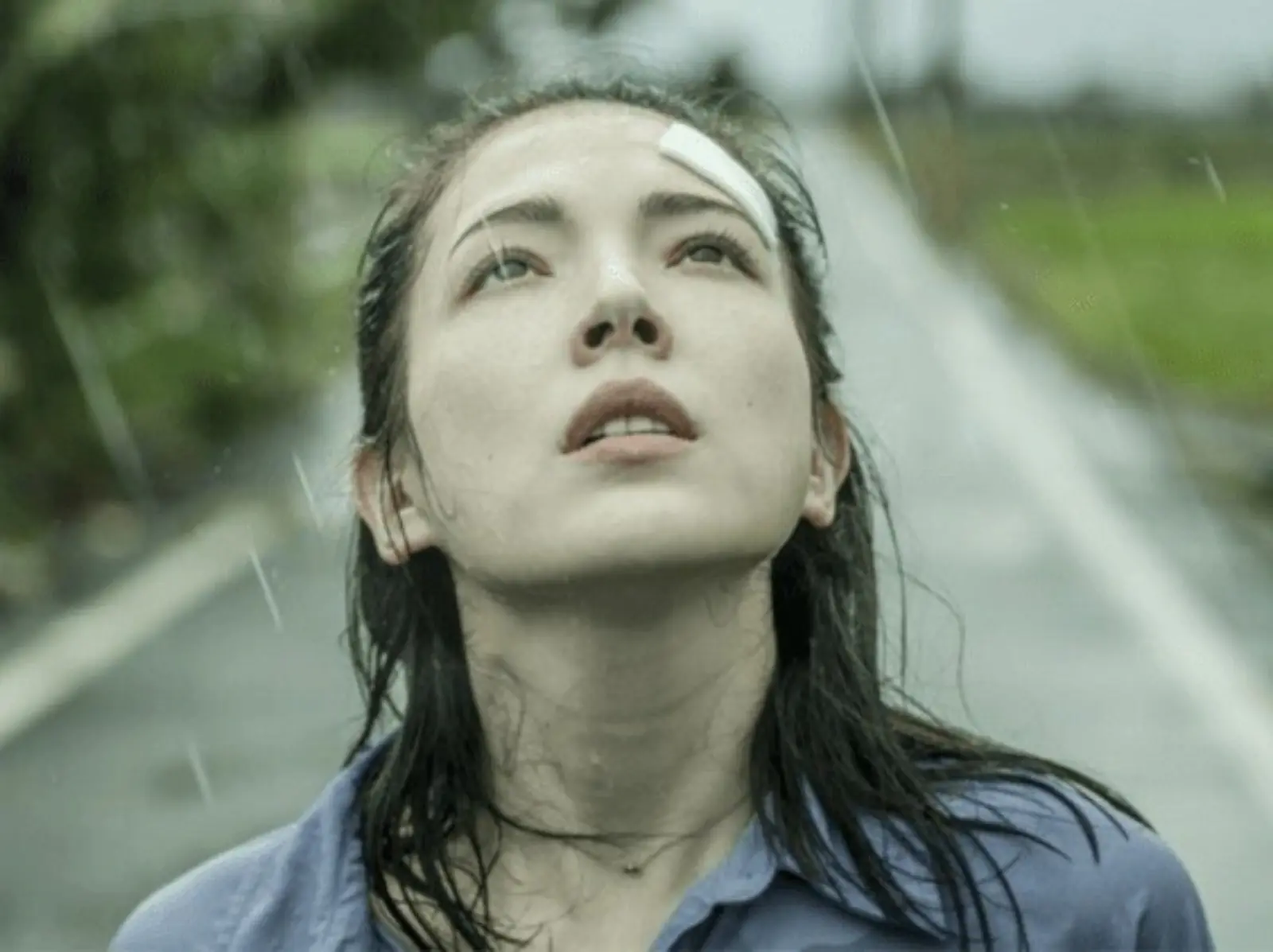 Netflix《她和她的她》7 句破碎療癒金句語錄：「有一種人比壞人更可惡，他們看起來面目和善。」