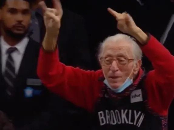 NBA／籃網忠實老球迷 Mr.Whammy 賣命干擾引盛讚，網友直呼：「比球隊防守更好！」