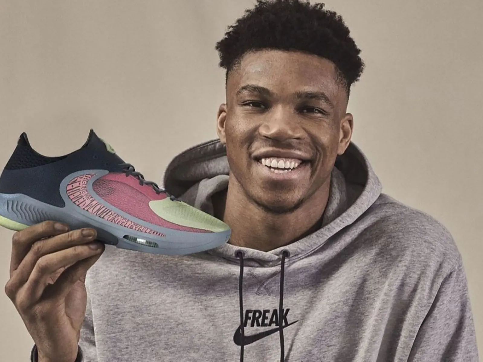 NBA／字母哥看到隊友穿 adidas 球鞋超不爽，強制脫掉逼穿自己代言的 Nike Freak 4！