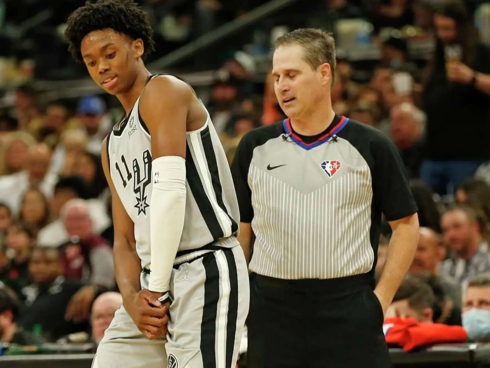 NBA／馬刺小將 Primo 駁斥「刻意暴露」指控，原來只是因「穿短褲躺沙發」不慎走光？