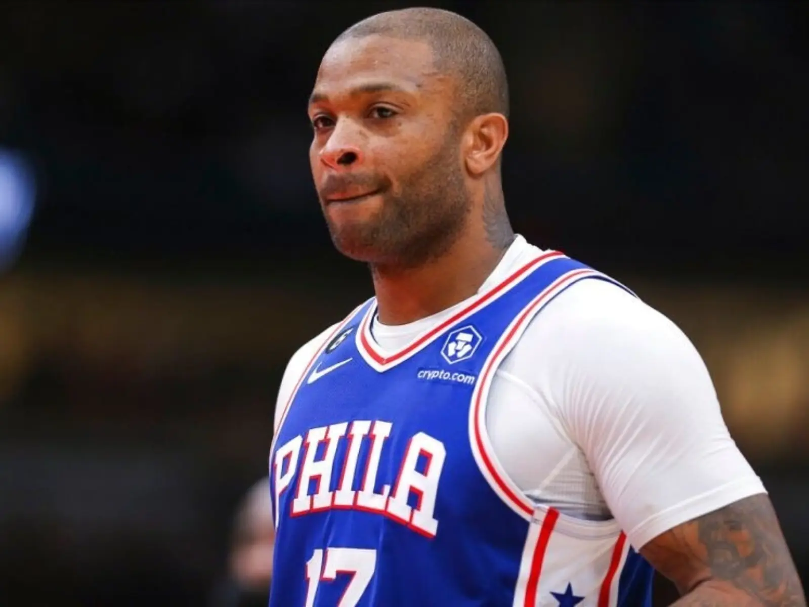 NBA／PJ Tucker 不想讓字母哥靠近他防守，竟當場在對方面前「脫褲子」！