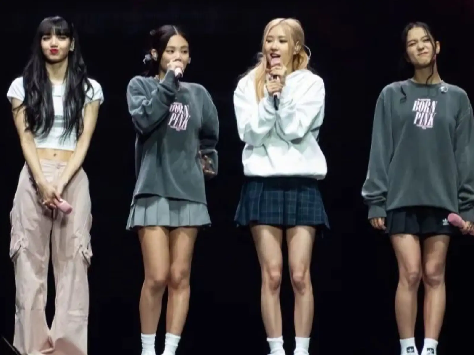 《Born Pink》BLACKPINK 演唱會失誤不斷只有 Lisa 認真，其他成員遭轟：「整天只會跑精品！」