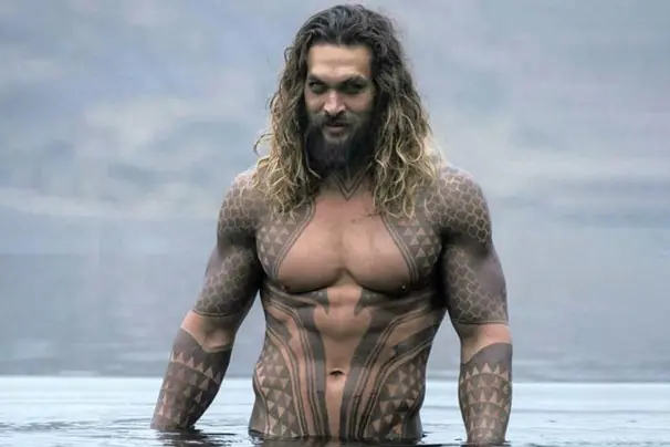 《水行俠》傑森摩莫亞 Jason Momoa 穿丁字褲釣魚，曬性感翹臀引網嗨：「好性感！」
