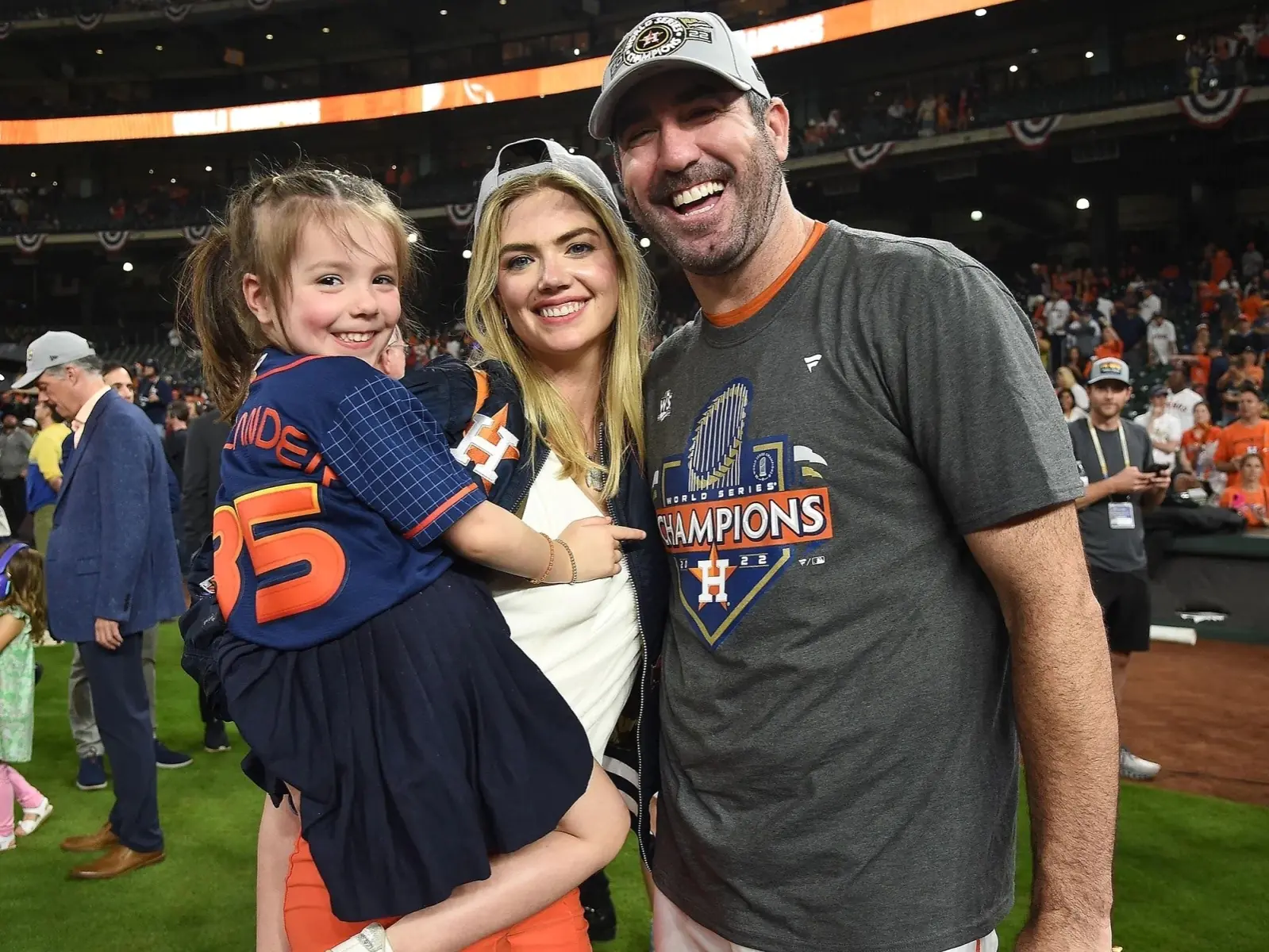 凱特阿普頓 Kate Upton 到場幫老公加油，竟和球迷起爭執「怒比中指」讓旁人看傻！
